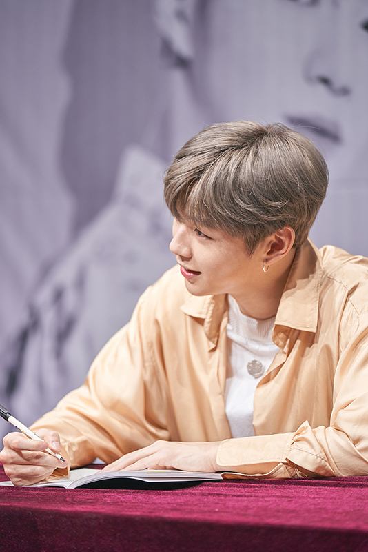 [커넥트] 강다니엘_팬사인회 현장_04.jpg