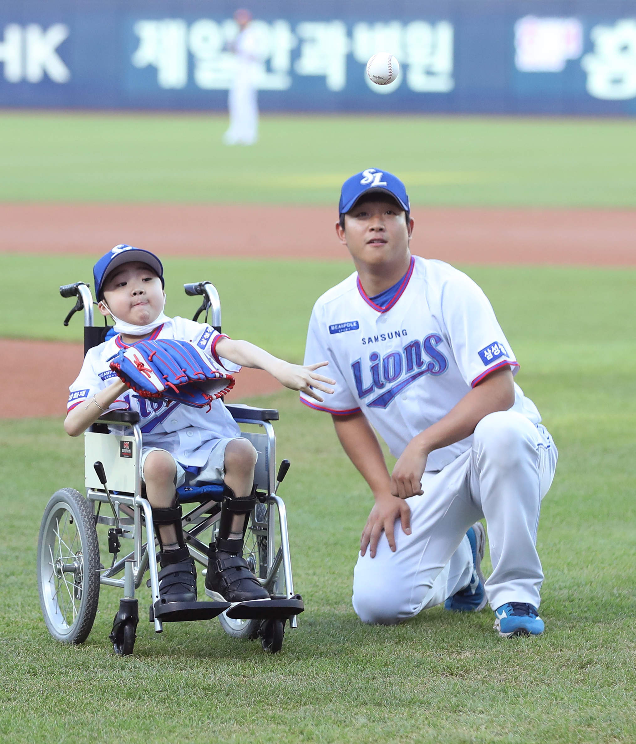 [참고이미지] 작년 조현욱 시구(양창섭) 1.jpg