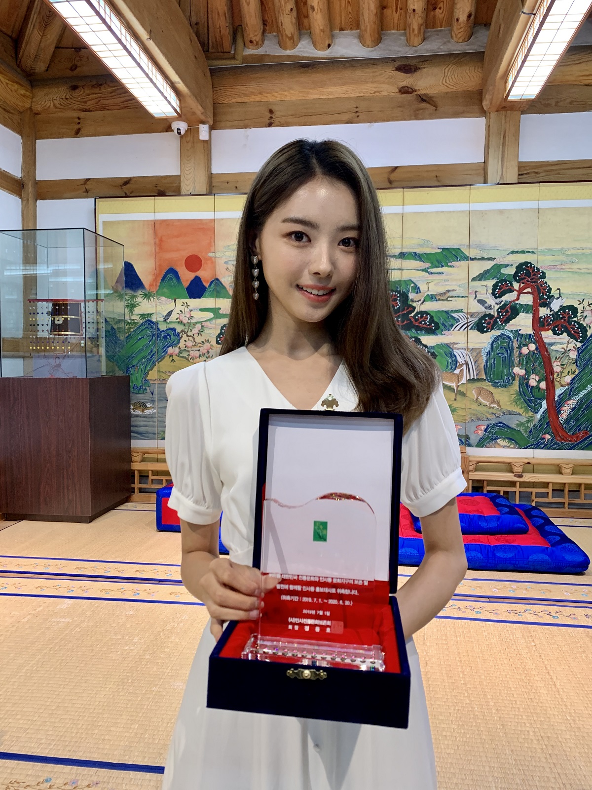 190826 - [임나영] 국보급 비주얼로 인사동 문화지구 홍보대사 위촉!.jpg