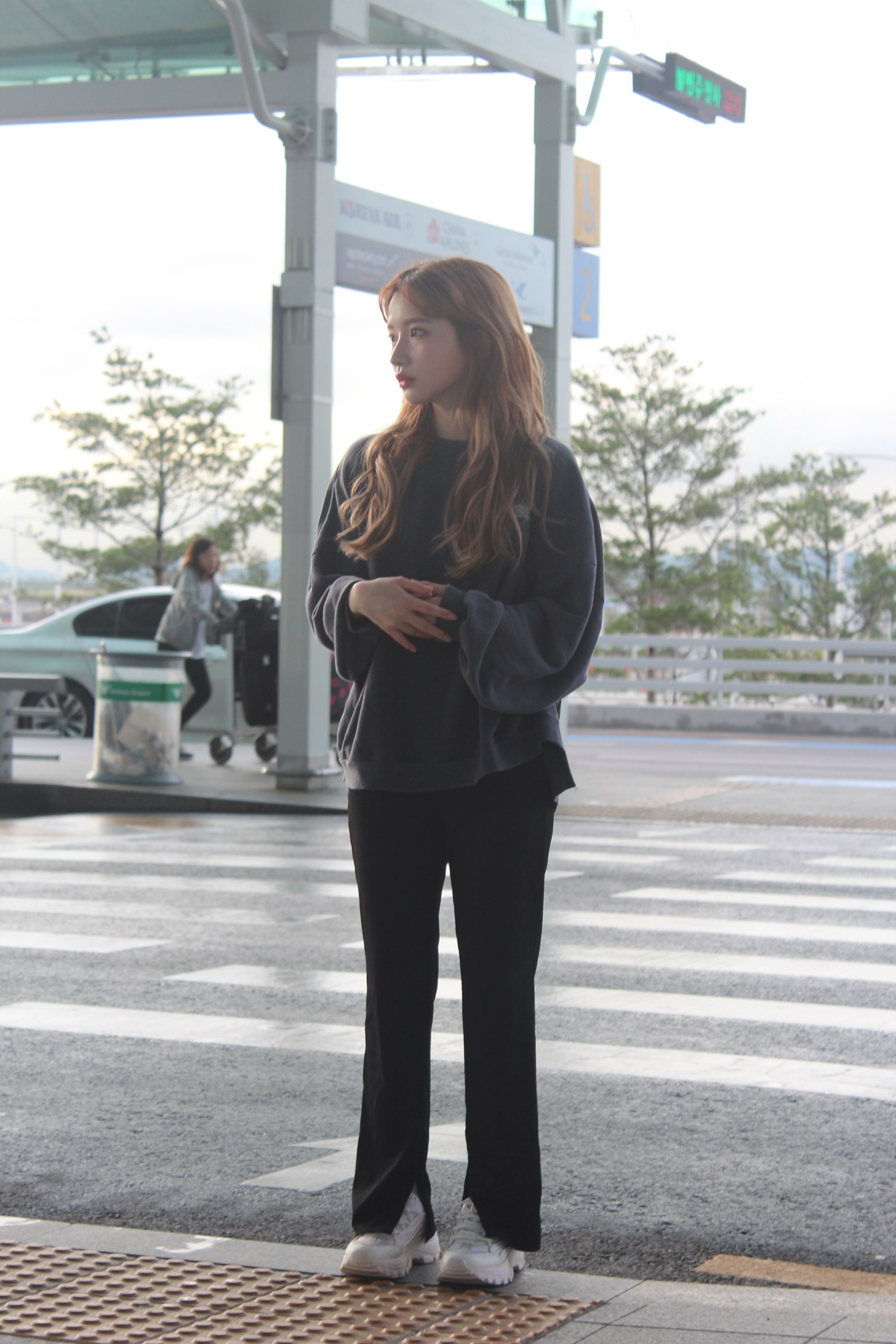 190906 - [미나미 리호] 미나미 리호, 트렌디+심플 절묘한 조화 소화한 패션으로 공항 홀릭4.jpg