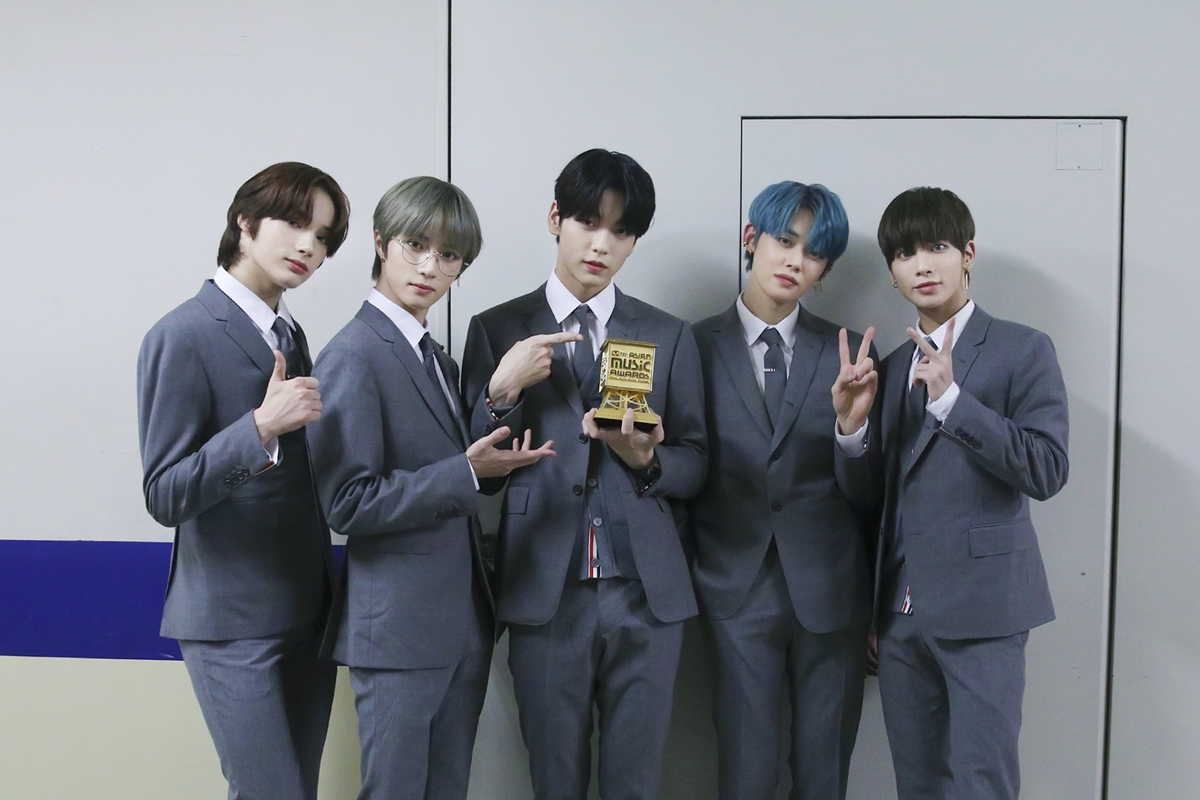 투모로우바이투게더_2019 MAMA 수상(1).jpg