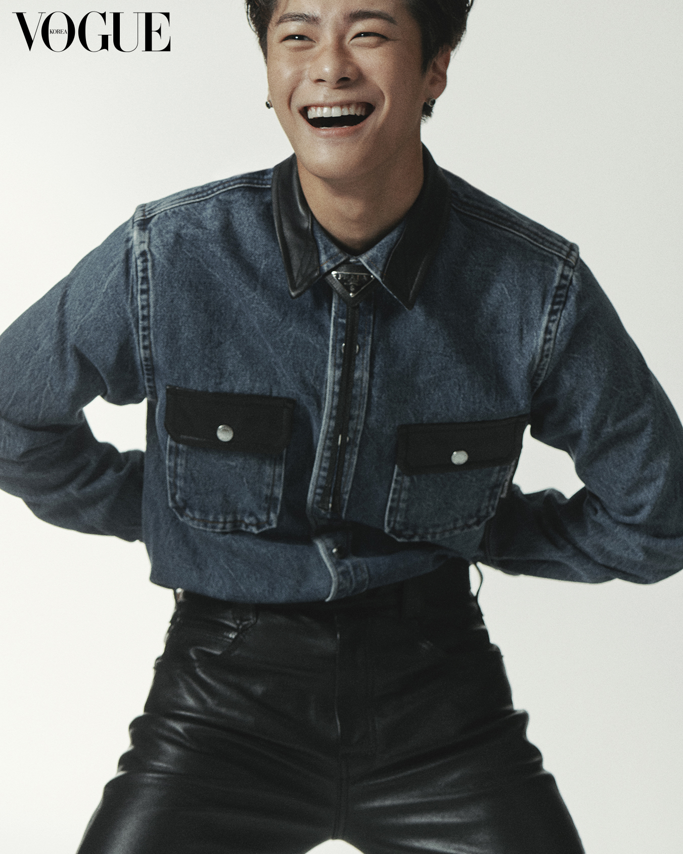 200422_문빈, _섹시함과 소년스러움_으로 완성한 오묘한 아우라! 독보적 매력의 단독 화보 공개!(4).jpg