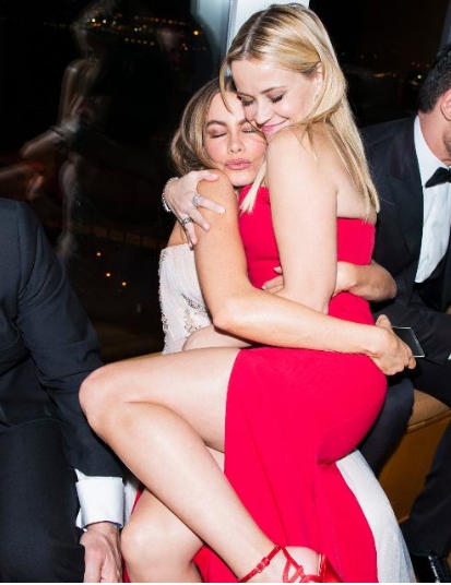 ▲Reese Witherspoon sits on Sofia Vergara's lap